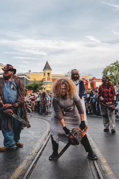 Un grupo de zombis recorre Six Flags