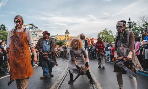 Un grupo de zombis recorre Six Flags