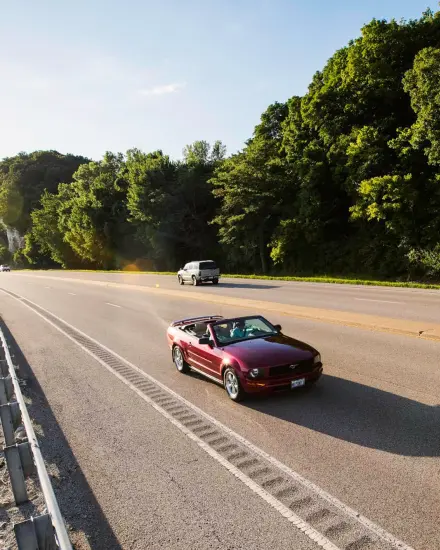 Automóviles circulando por la carretera Great River Road