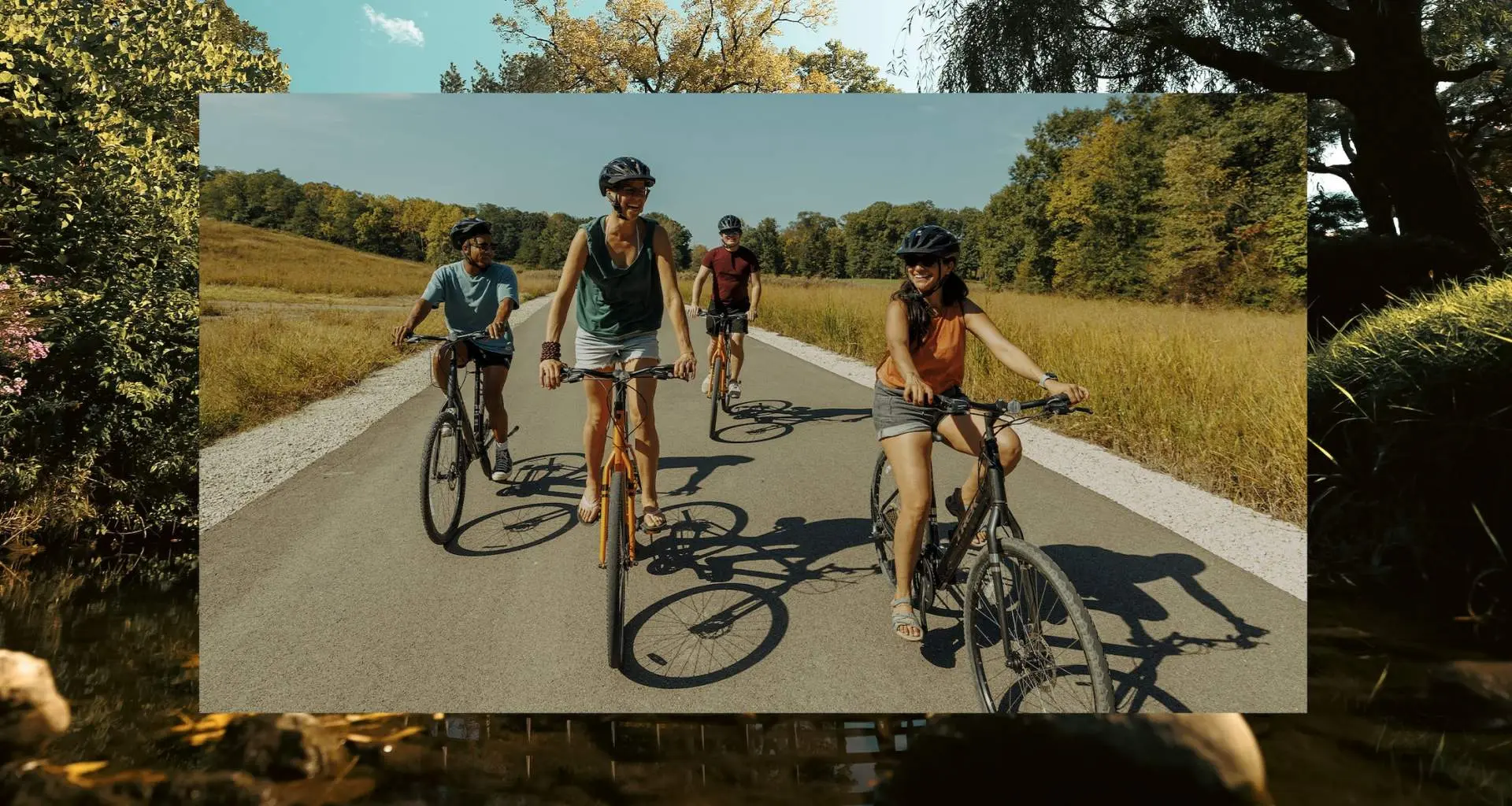 Un grupo de personas en bicicleta por una carretera