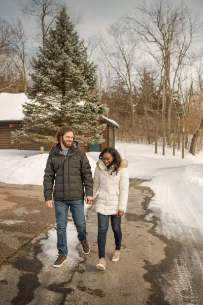 Una pareja camina por un sendero rodeado de nieve