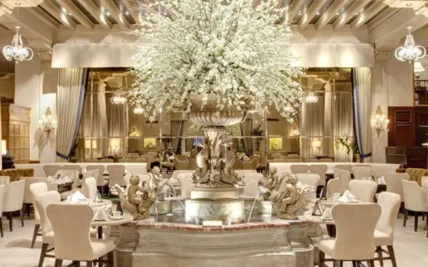 Un comedor ornamentado vacío en el Palm Court Hotel de Chicago 