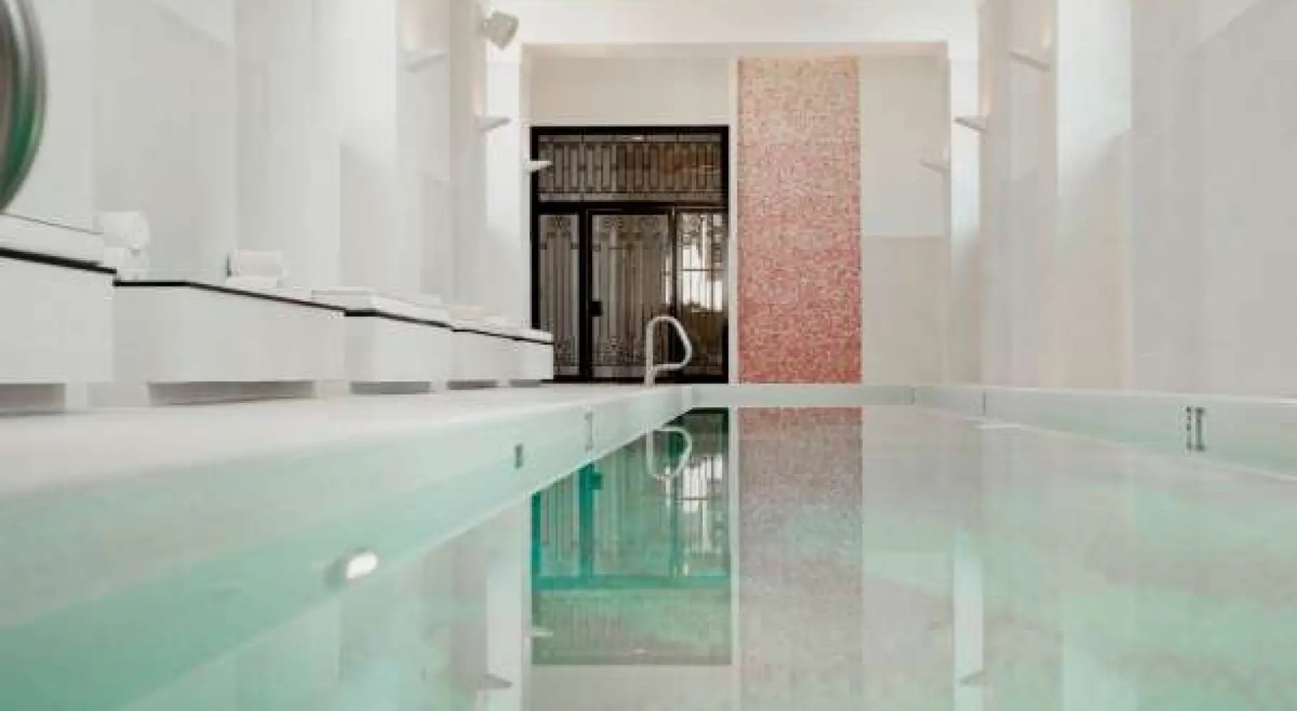 Interior blanco con piscina.