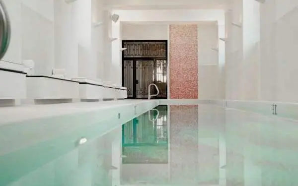 Interior blanco con piscina.