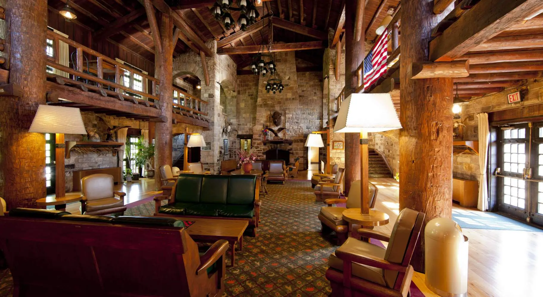 Interior de la recepción de un hotel