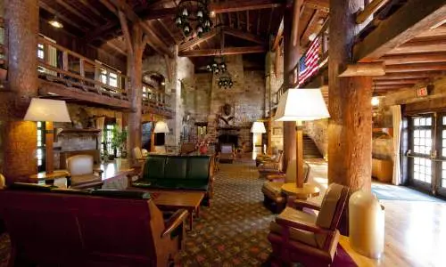 Interior de la recepción de un hotel