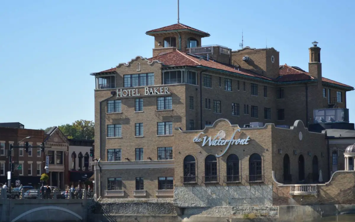 Un hotel en una ciudad