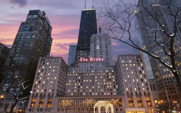 El exterior del Hotel Drake al atardecer con la puesta de sol