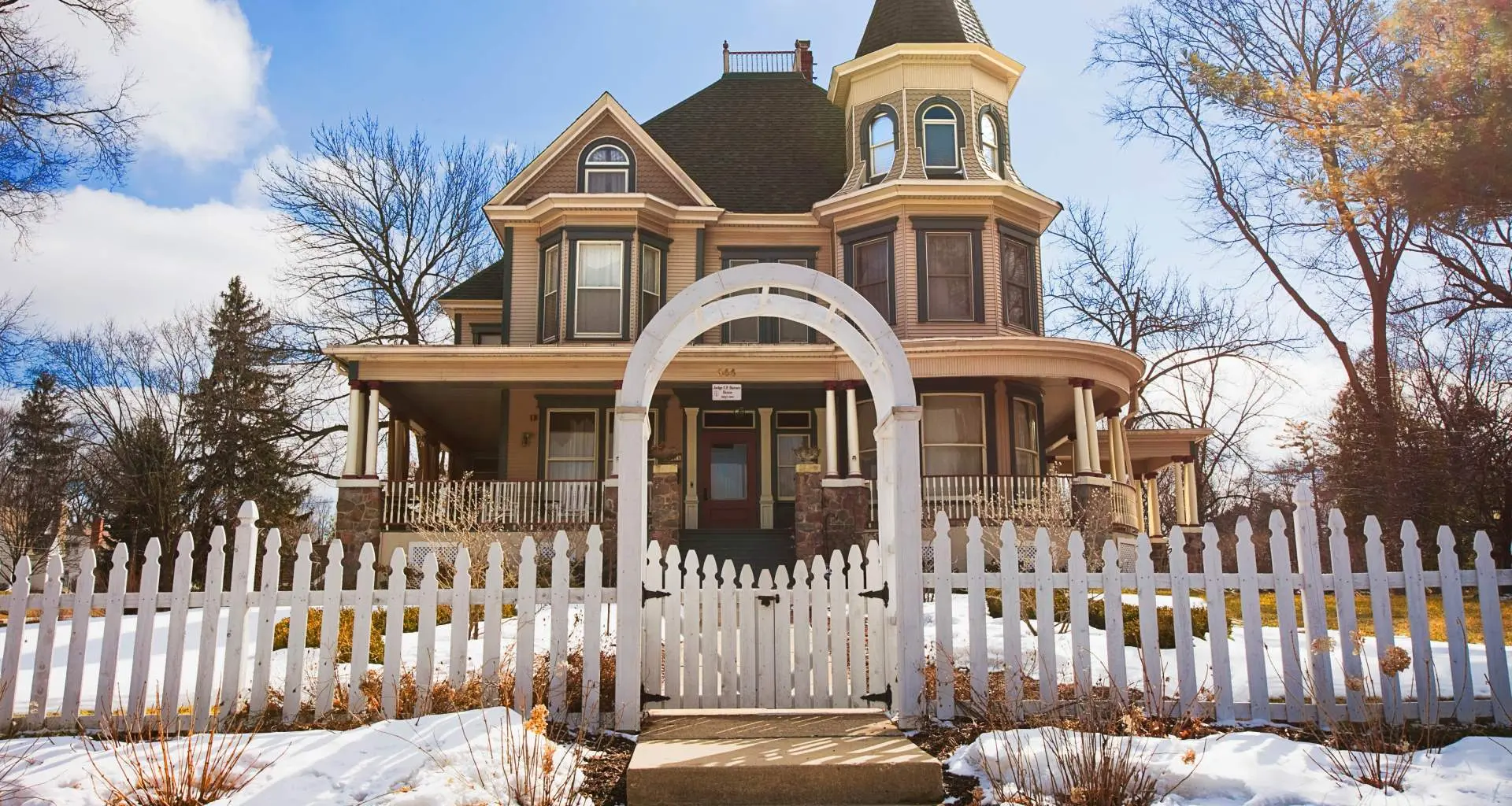 El exterior y la valla de una casa