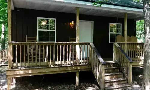 El exterior de una cabaña rodeada de árboles