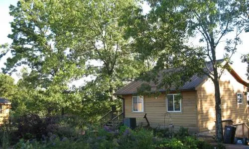Una pequeña cabaña entre verdes árboles