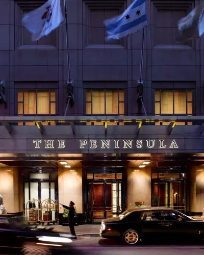 La fachada del Hotel Peninsula Chicago de noche