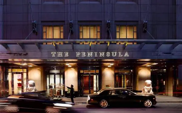 La fachada del Hotel Peninsula Chicago de noche