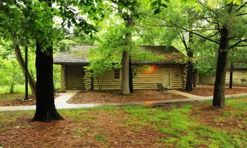 Una cabaña de madera entre los árboles