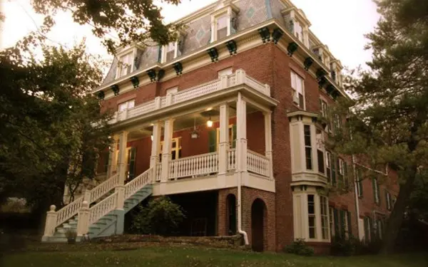 El exterior de la posada señorial de fieltro