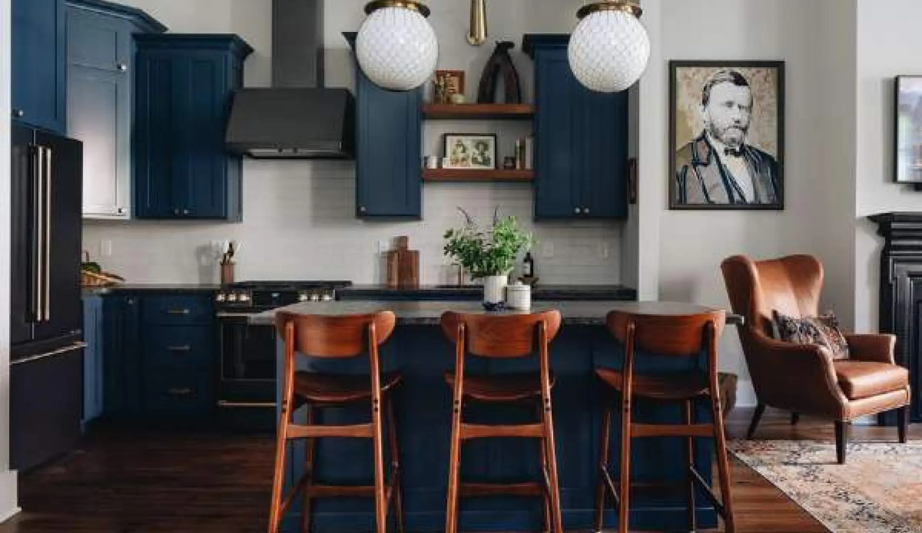 Espacio de cocina con muebles azules y de madera.