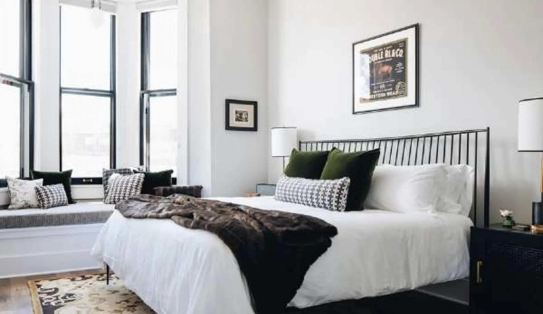 Habitación blanca con muebles en blanco y negro.