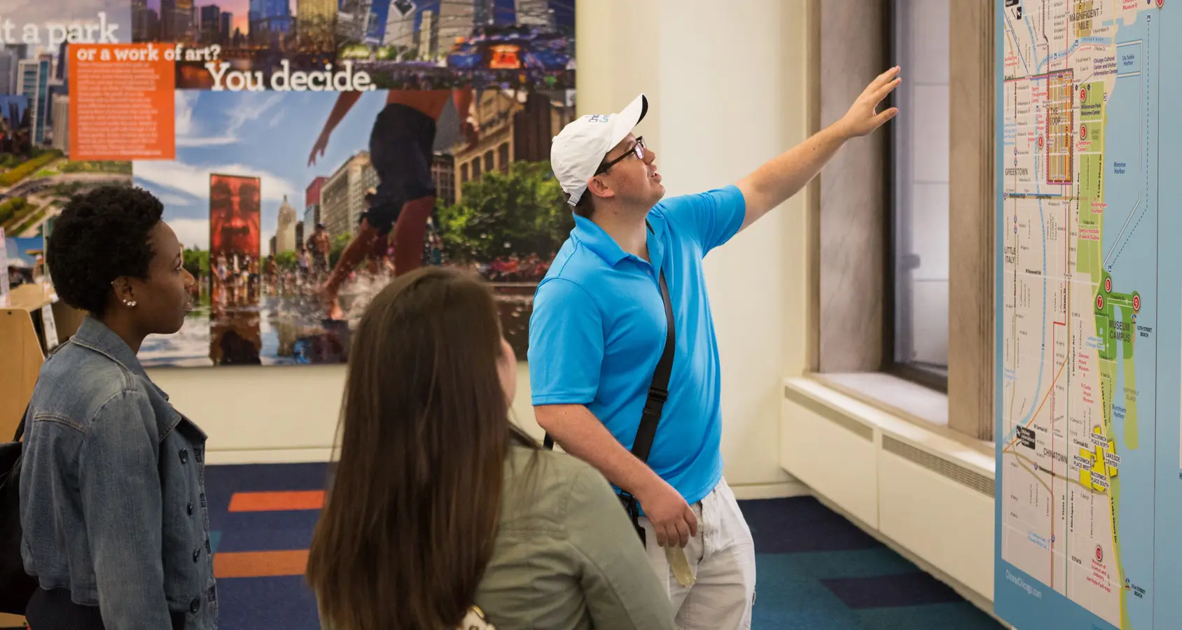 Un Chicago Greeter habla con los visitantes en un centro de visitantes.