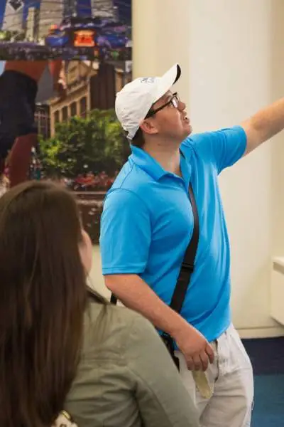 Un Chicago Greeter habla con los visitantes en un centro de visitantes.