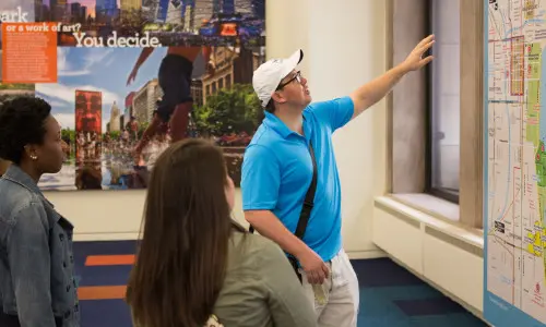 Un Chicago Greeter habla con los visitantes en un centro de visitantes.
