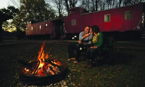 Una pareja come junto a una hoguera