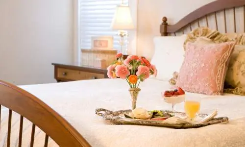 Una cama con comida en una bandeja