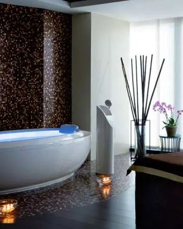 Interior de un spa con bañera.