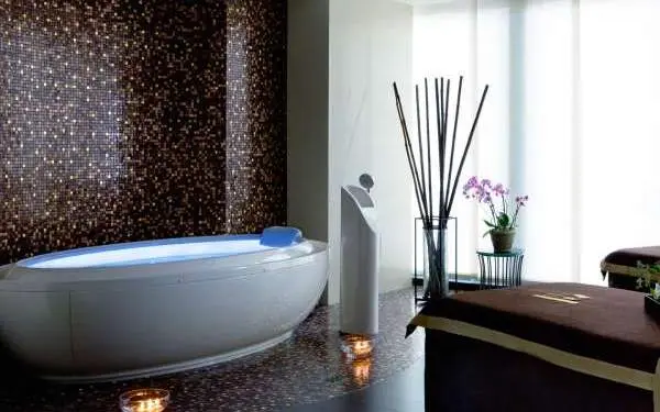 Interior de un spa con bañera.