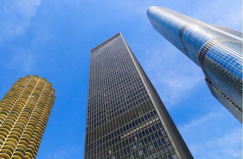 El edificio 330 N Wabash de Chicago, que se levanta junto a Marina City