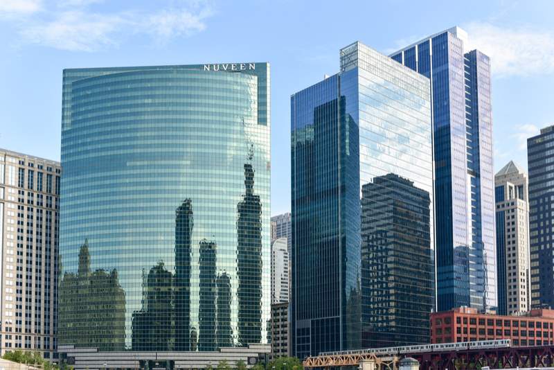 La fachada curva de cristal del edificio 333 West Wacker, con vistas al río Chicago