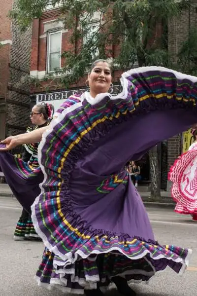 Señoras bailando con grandes faldas