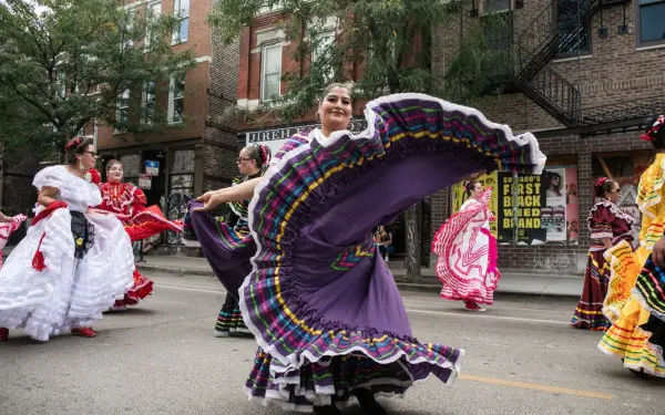 Señoras bailando con grandes faldas