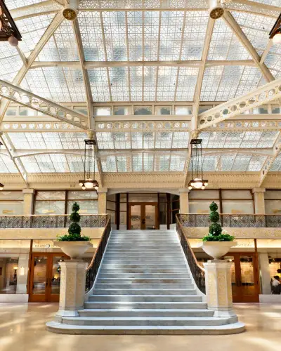 Interior de edificio con una gran escalera