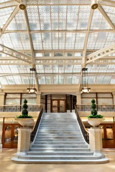 Interior de edificio con una gran escalera