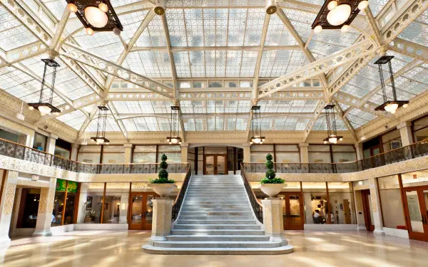 Interior de edificio con una gran escalera
