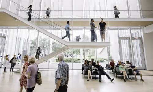 Personas en el interior del edificio del Instituto de Arte de Chicago