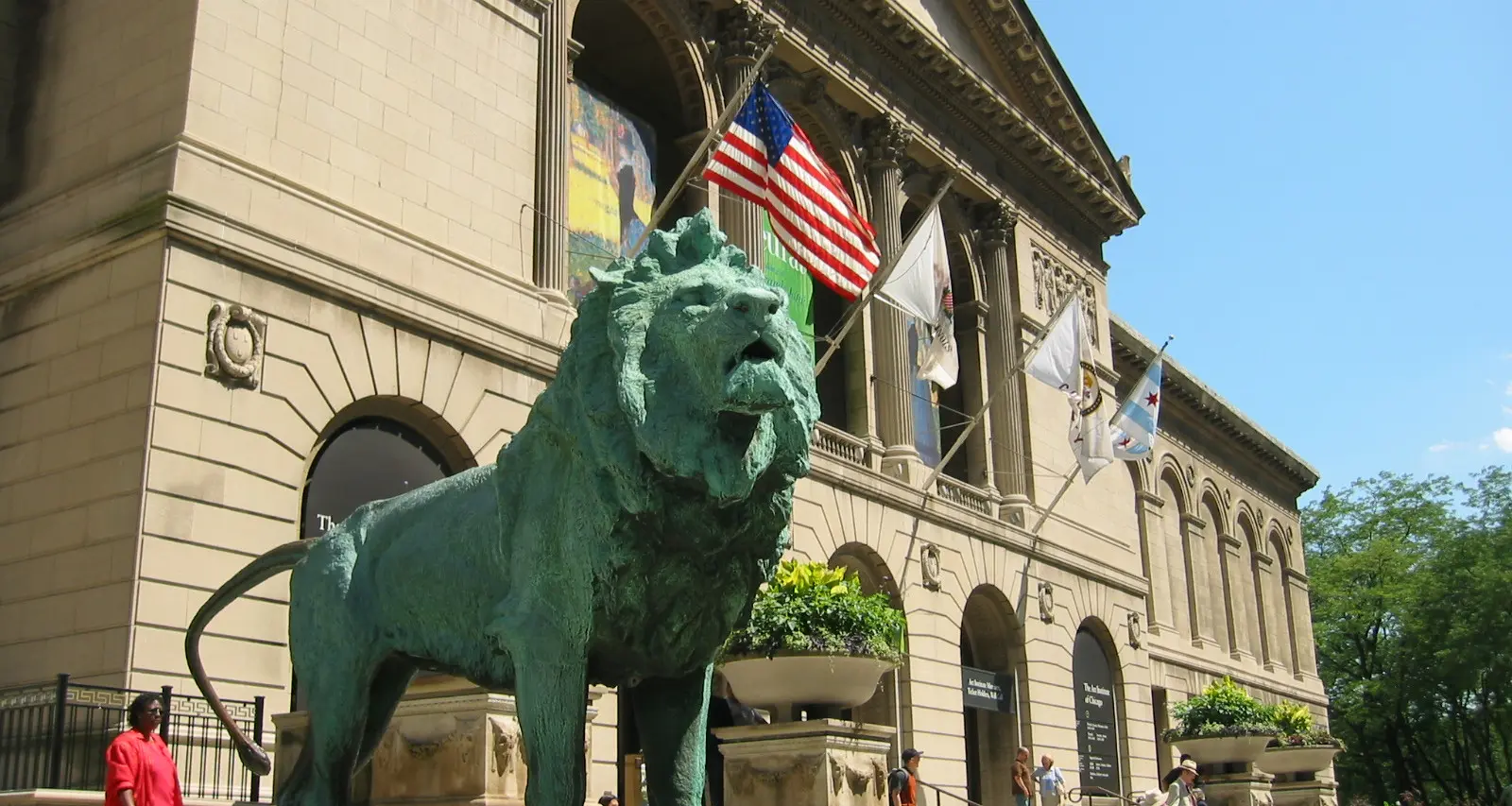 Una estatua de león frente a un gran museo