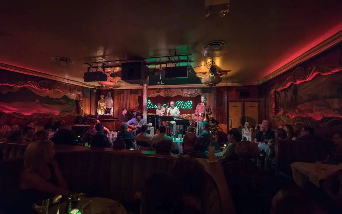 Una banda toca en una sala poco iluminada del bar clandestino Green Mill