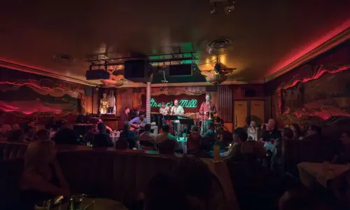 Una banda toca en una sala poco iluminada del bar clandestino Green Mill