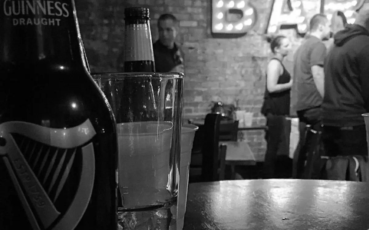 Dentro de un bar