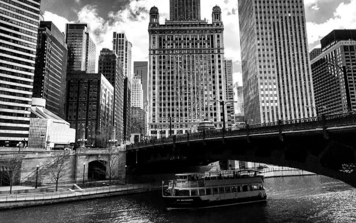 Edificio urbano y puente