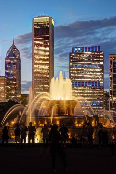 Una imagen nocturna de la fuente de Buckingham y el horizonte de Chicago