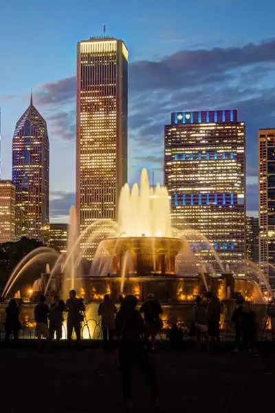 Una imagen nocturna de la fuente de Buckingham y el horizonte de Chicago