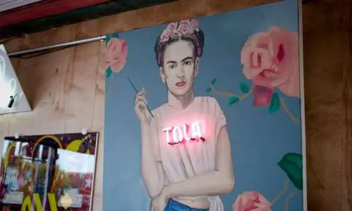 Un cuadro de una mujer