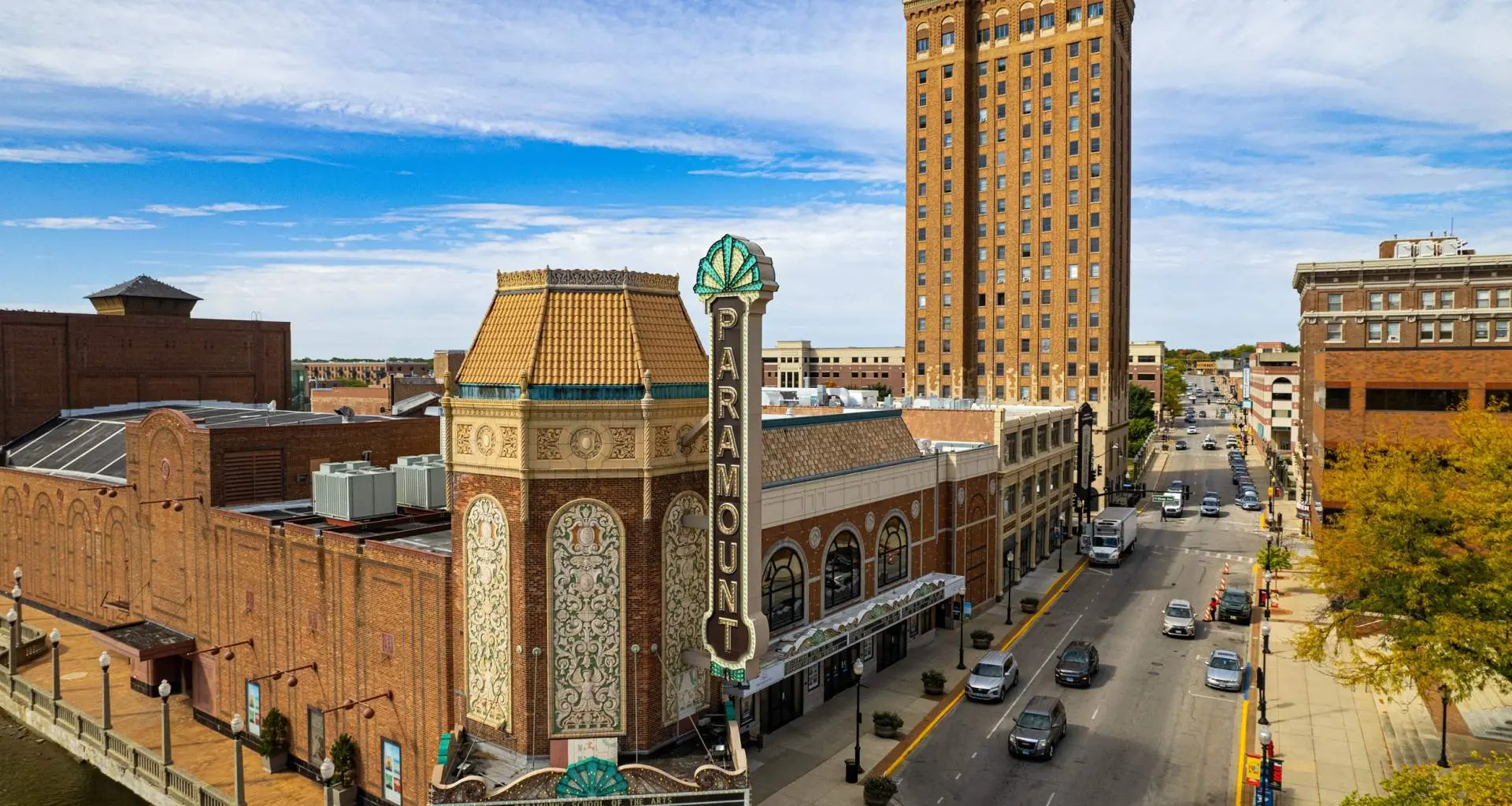 Una calle del centro de Aurora, el Teatro Paramount en primer plano