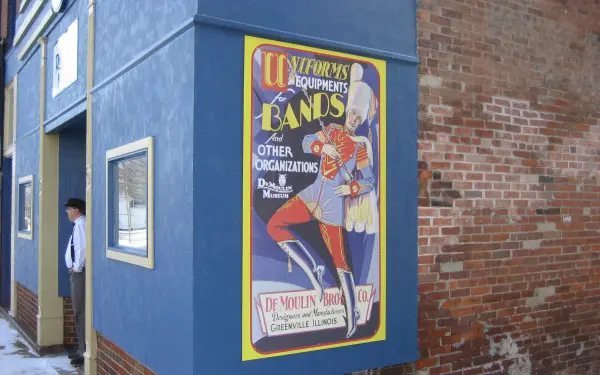 Un cartel en el exterior del Museo DeMoulin de Dispositivos de Iniciación Fraternal