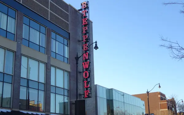 Cartel de Steppenwolf en el exterior del edificio del teatro en Chicago