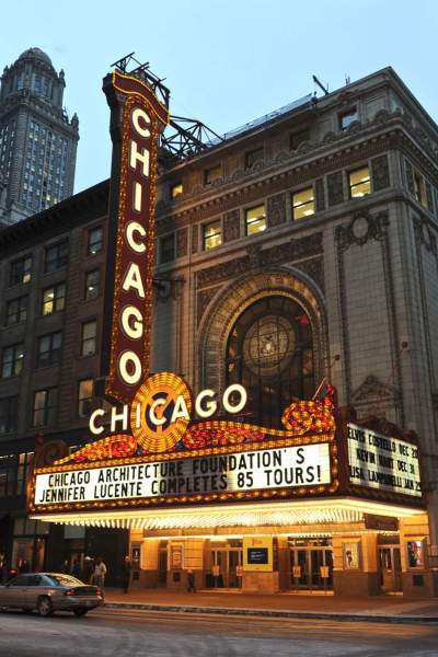 El exterior del Teatro Chicago iluminado por la noche.