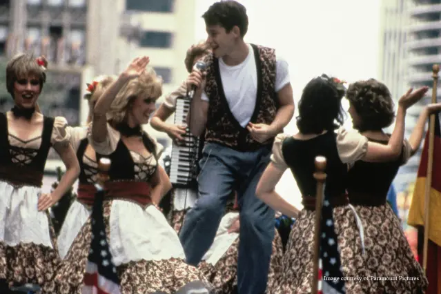 Ferris Bueller en la carroza del desfile - Imagen cortesía de Paramount Pictures