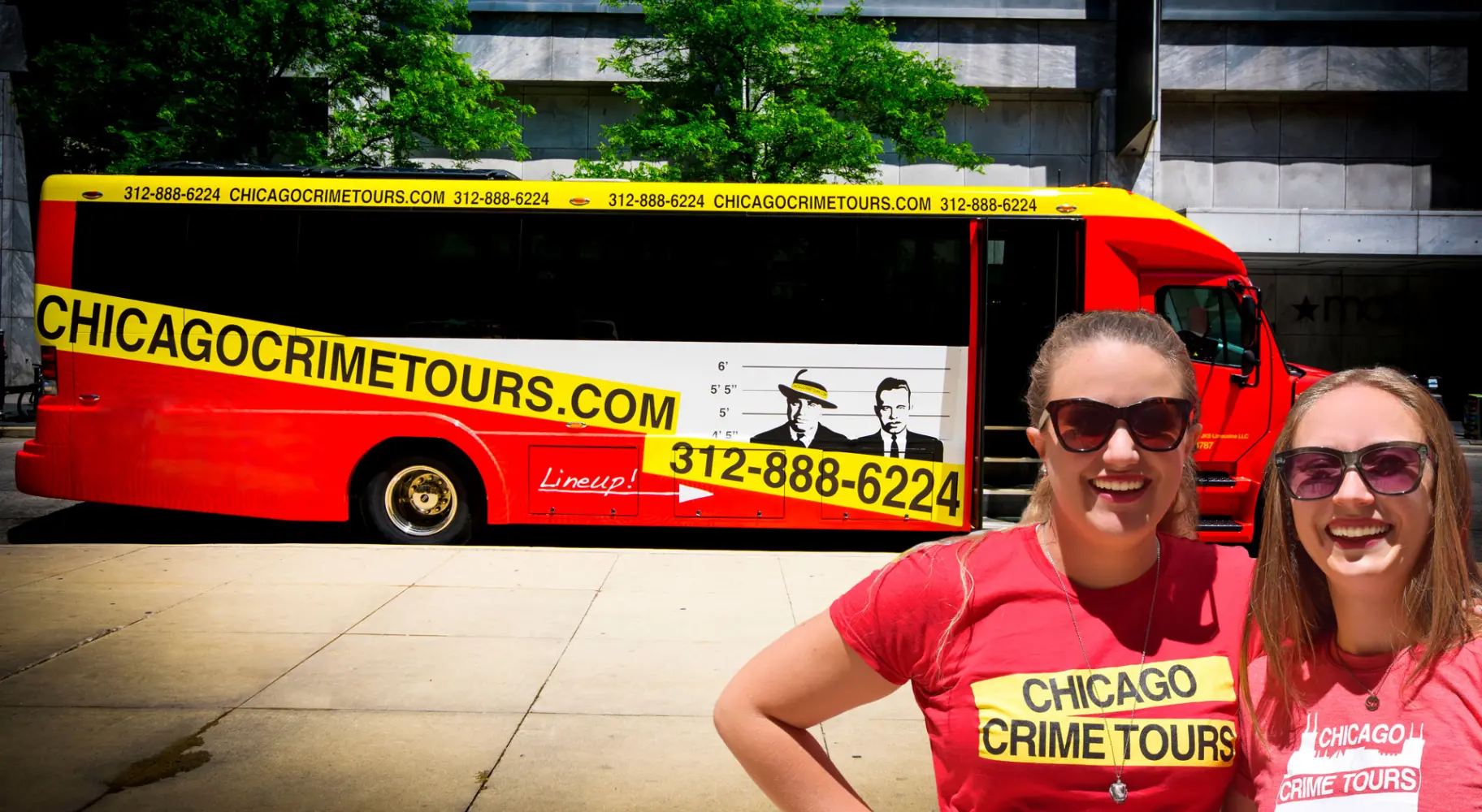 Mujeres delante de un autobús